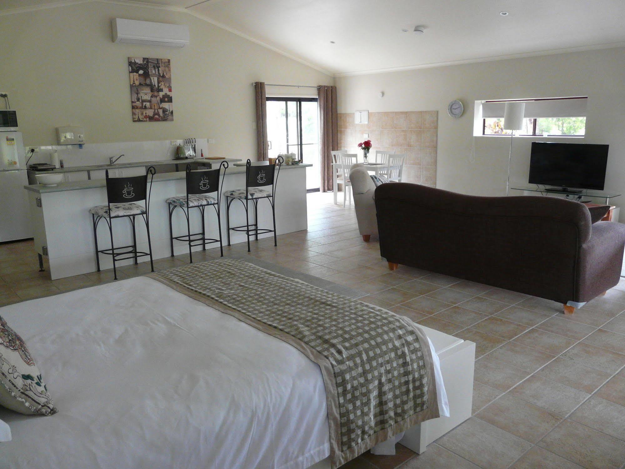 Granite Gardens Cottages & Lake Retreat Станторп Екстериор снимка
