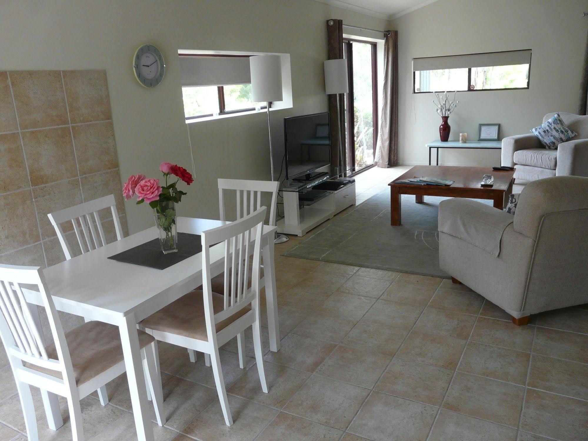 Granite Gardens Cottages & Lake Retreat Станторп Екстериор снимка