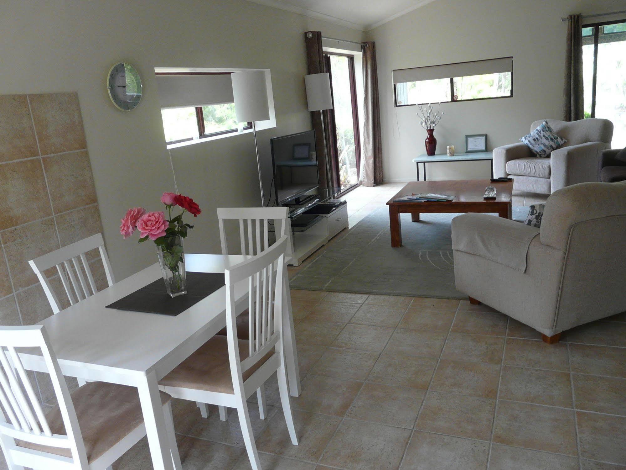 Granite Gardens Cottages & Lake Retreat Станторп Екстериор снимка